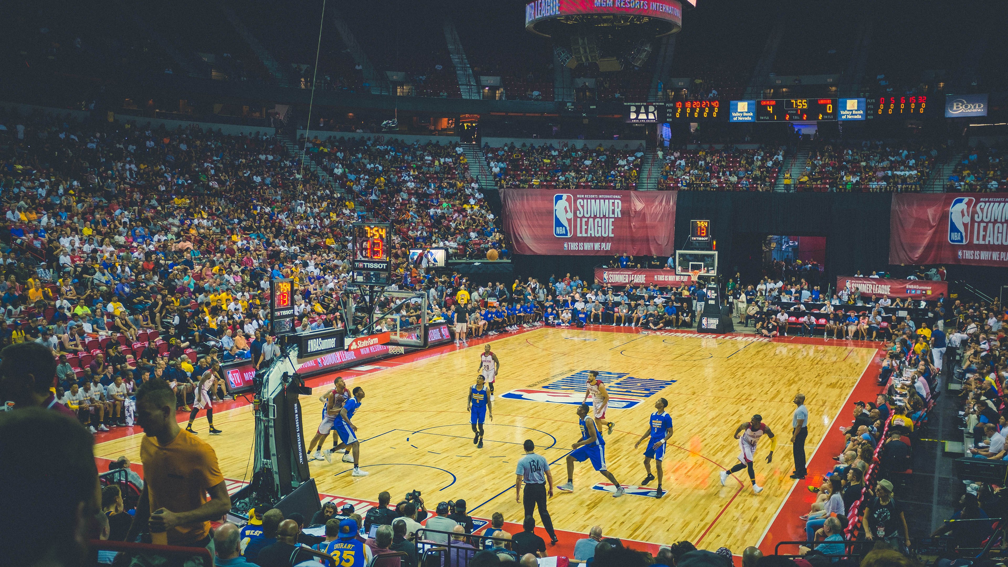 英超竞争激烈，几支豪门争夺榜首